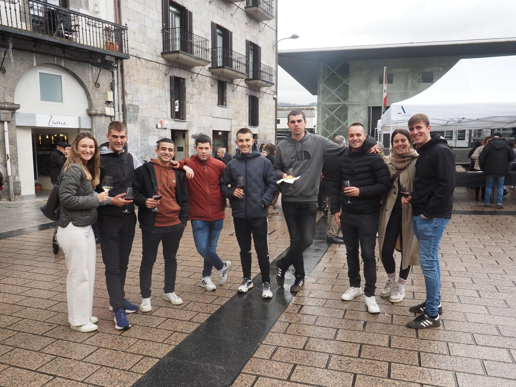 Vino y chorizo, fórmula imbatible contra el mal tiempo en Azpeitia