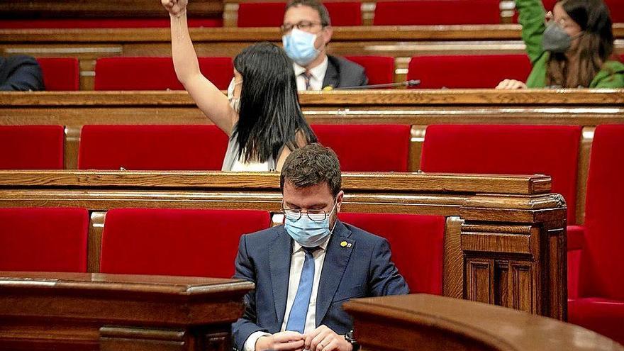 El presidente de la Generalitat, Pere Aragonès, reflexivo en el Pleno del Parlament. Foto: E. Press