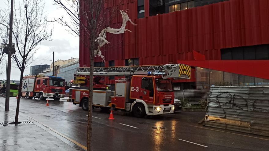 En imágenes: el viento obliga a los bomberos de Bilbao a asegurar una chapa en Intermodal