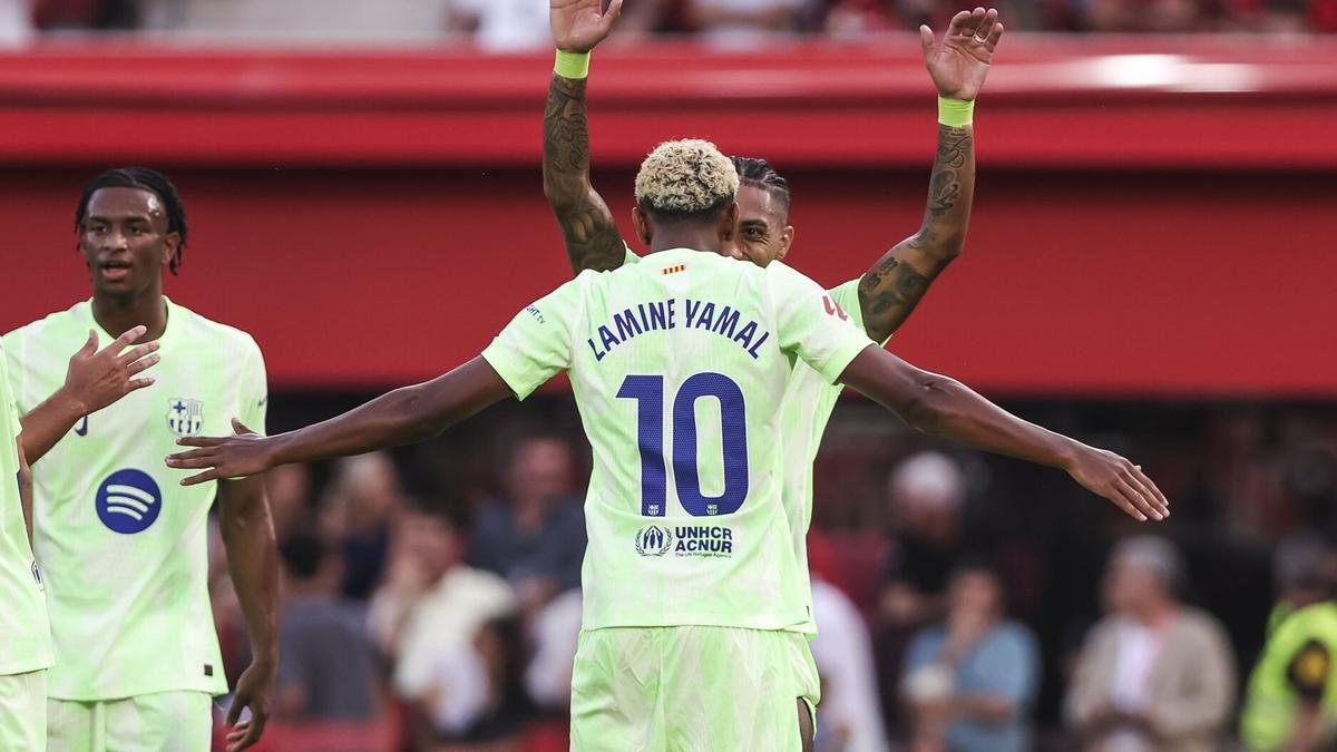 Lamine Yamal celebra el primer gol de la noche con Raphinha.