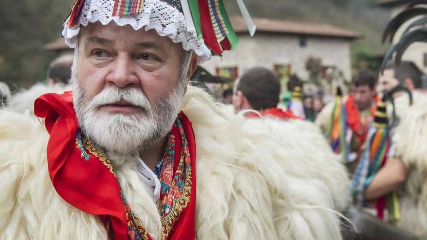 Un 'gigante' en Zarautz para Laxaro, el gigante del cencerro que lleva 51 años haciendo sonar los joaldunak