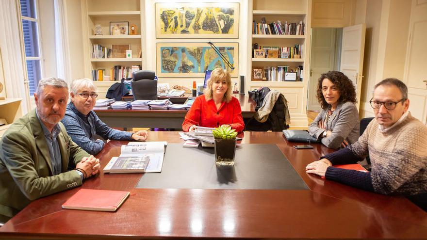Imagen de la reunión entre ambas delegaciones en el Palacio de Navarra.