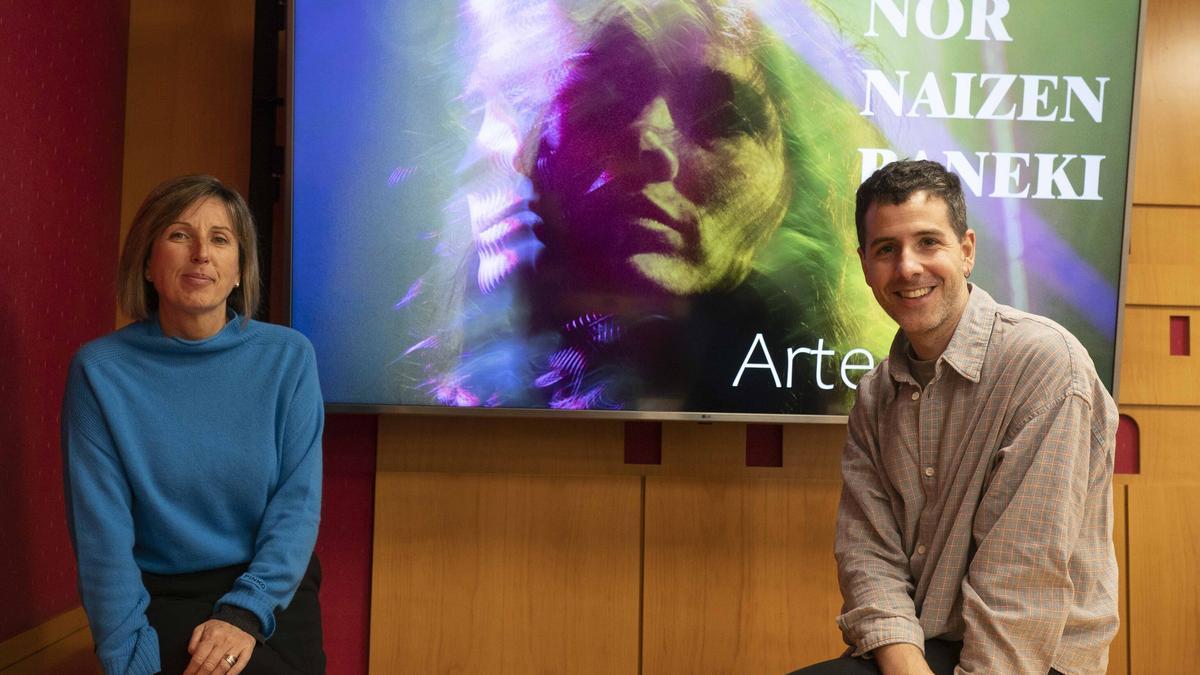 Sonia Díaz de Corcuera y Oier Zúñiga en la presentación de la obra, este miércoles en la Casa Consistorial
