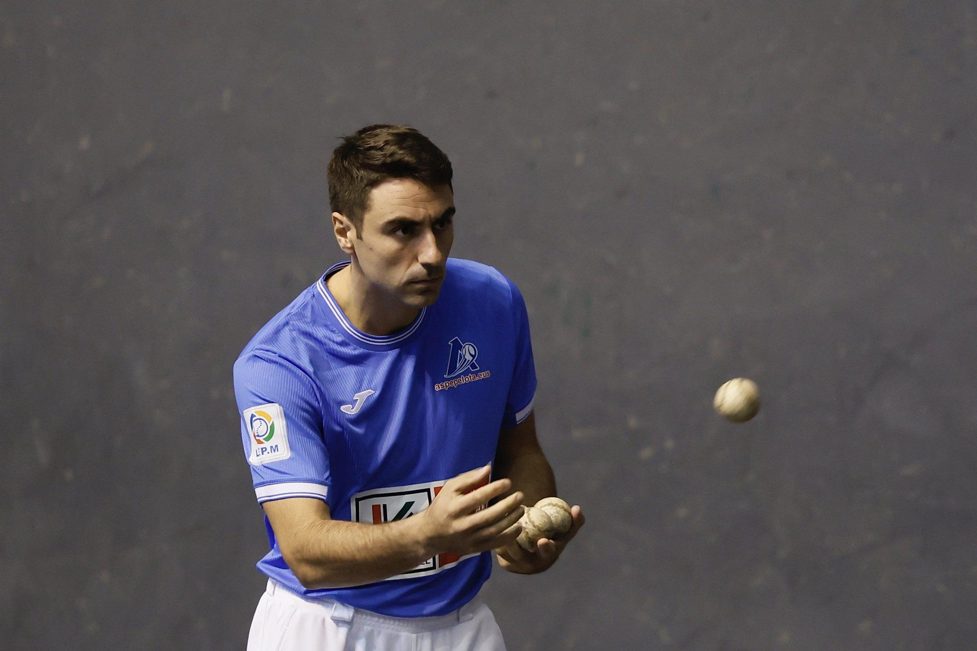 Jokin Altuna y Peio Etxeberria eligen material en el Atano III de Donostia para la semifinal del Cuatro y Medio.