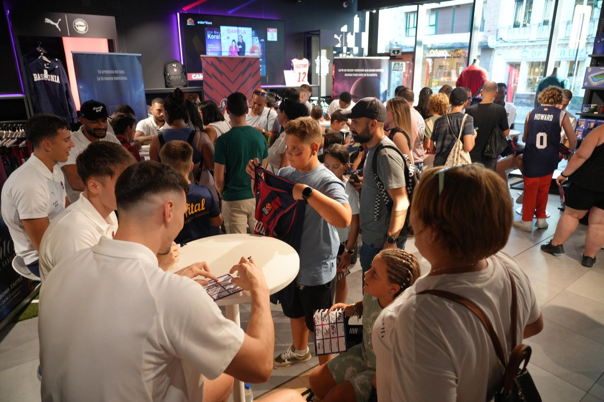 En imágenes: El Baskonia se da un baño de masas en la firma de autógrafos
