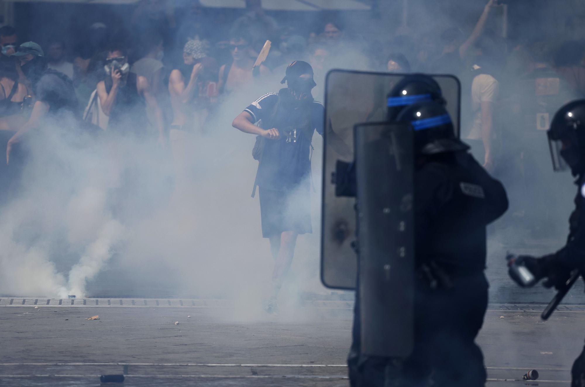 Casi 300 detenidos en una jornada de movilizaciones y bloqueos en Francia