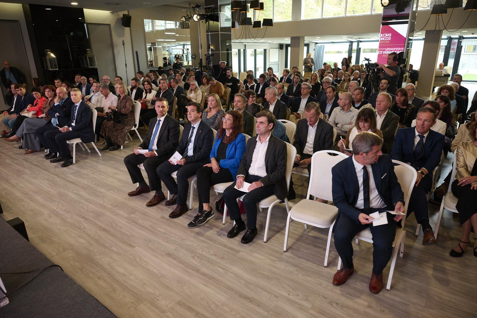 Fotos del encuentro de Laboral Kutxa para la presentación de su informe de la economía navarra