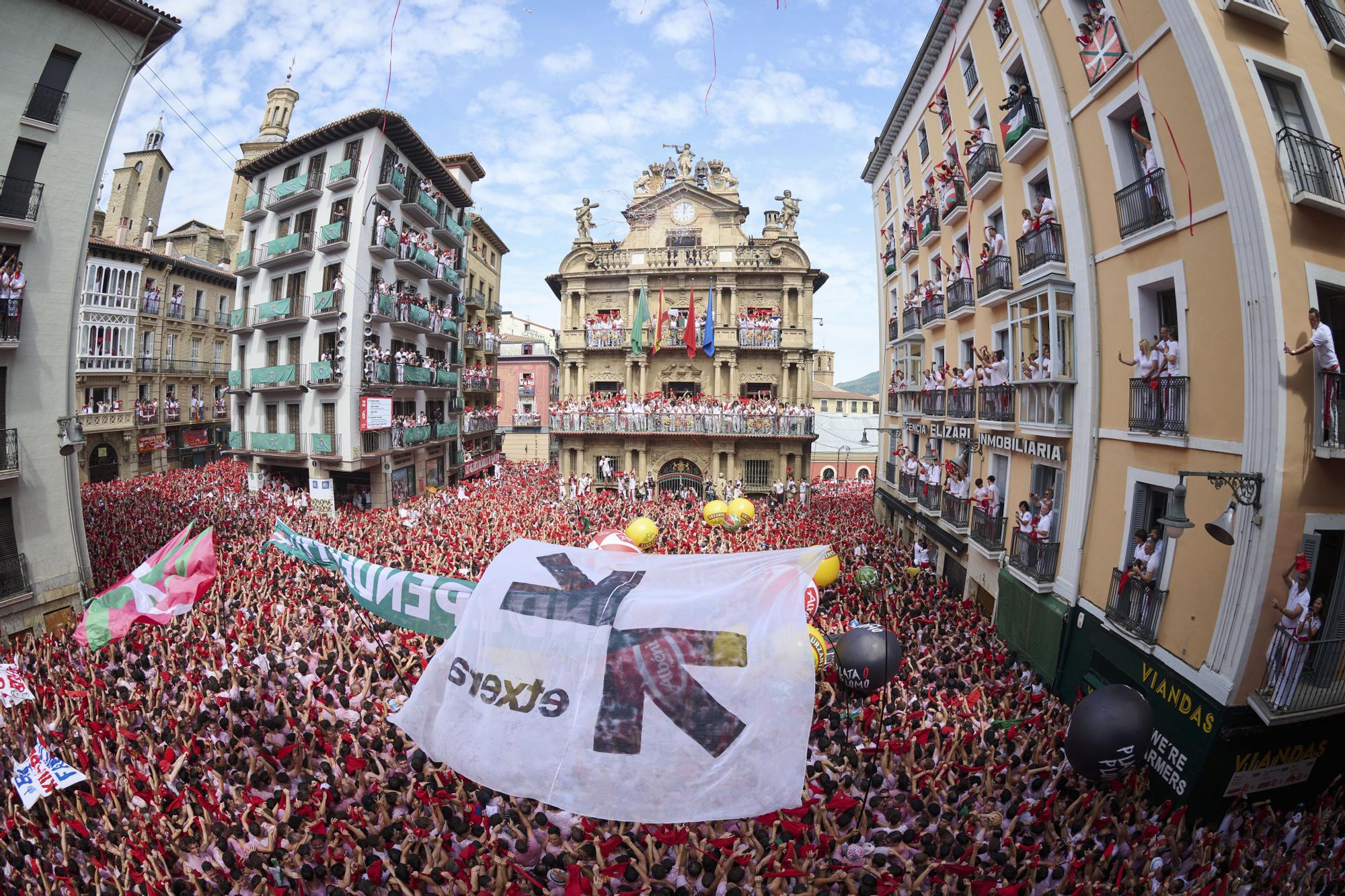 Fotos del  Chupinazo de San Fermín 2025 en Pamplona: ¡La fiesta más internacional se enciende con un grito solidario por Palestina!