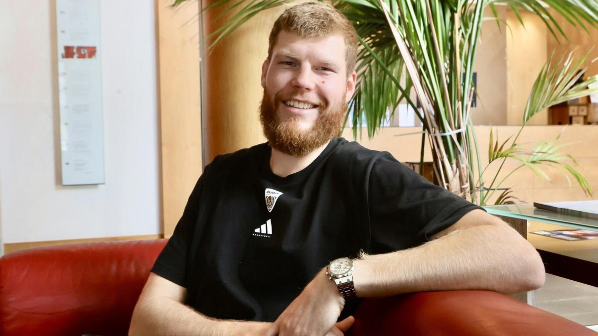 Davis Bertans posa para su entrevista con Diario Noticias de Álava en el Gran Hotel Lakua.