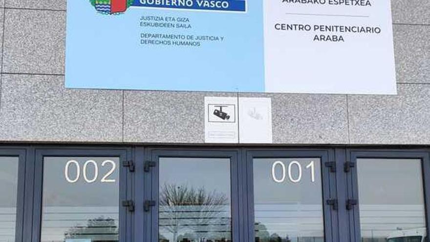 Tres funcionarios y una funcionaria del Centro Penitenciario de Araba rescatan a un interno de su celda tras provocar un incendio