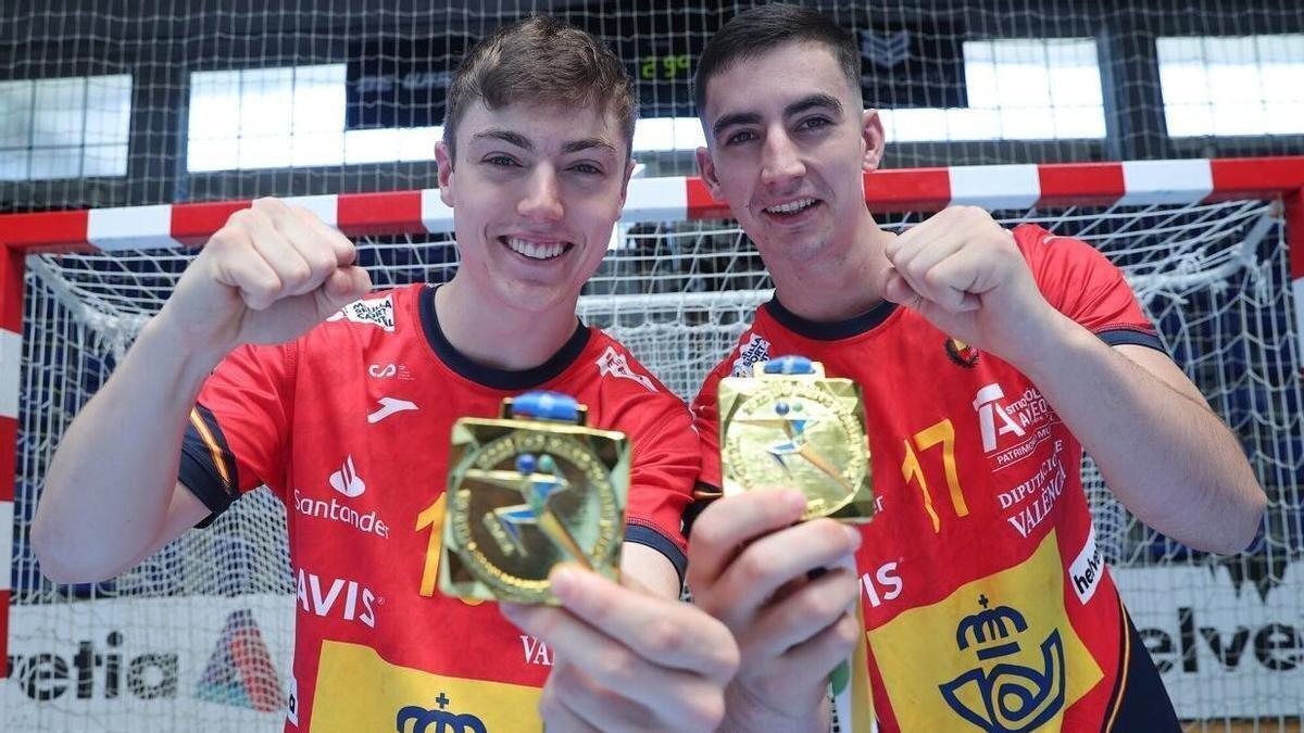 Xavi González (i) y Josu Arzoz, tras ganar el oro mundial con los &#039;Hispanos&#039; juveniles.