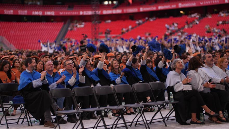 La EHU celebra una graduación histórica en San Mamés ante cerca de 7.000 asistentes