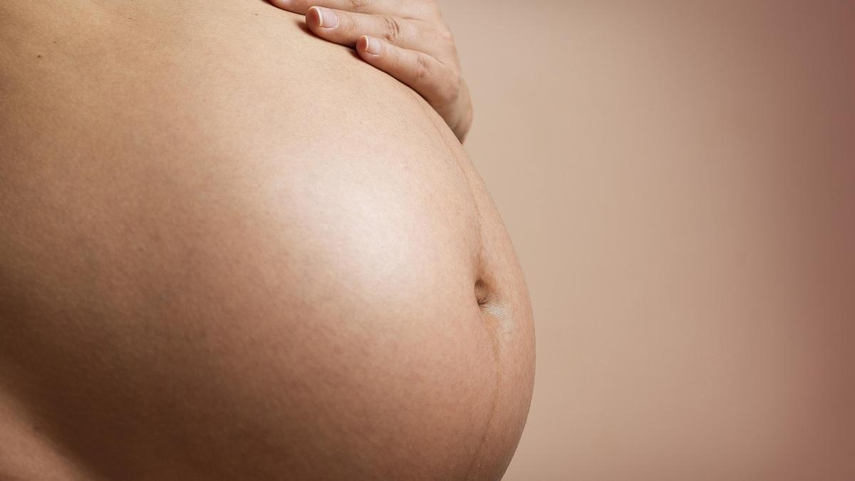 Foto de detalle de una mujer embarazada