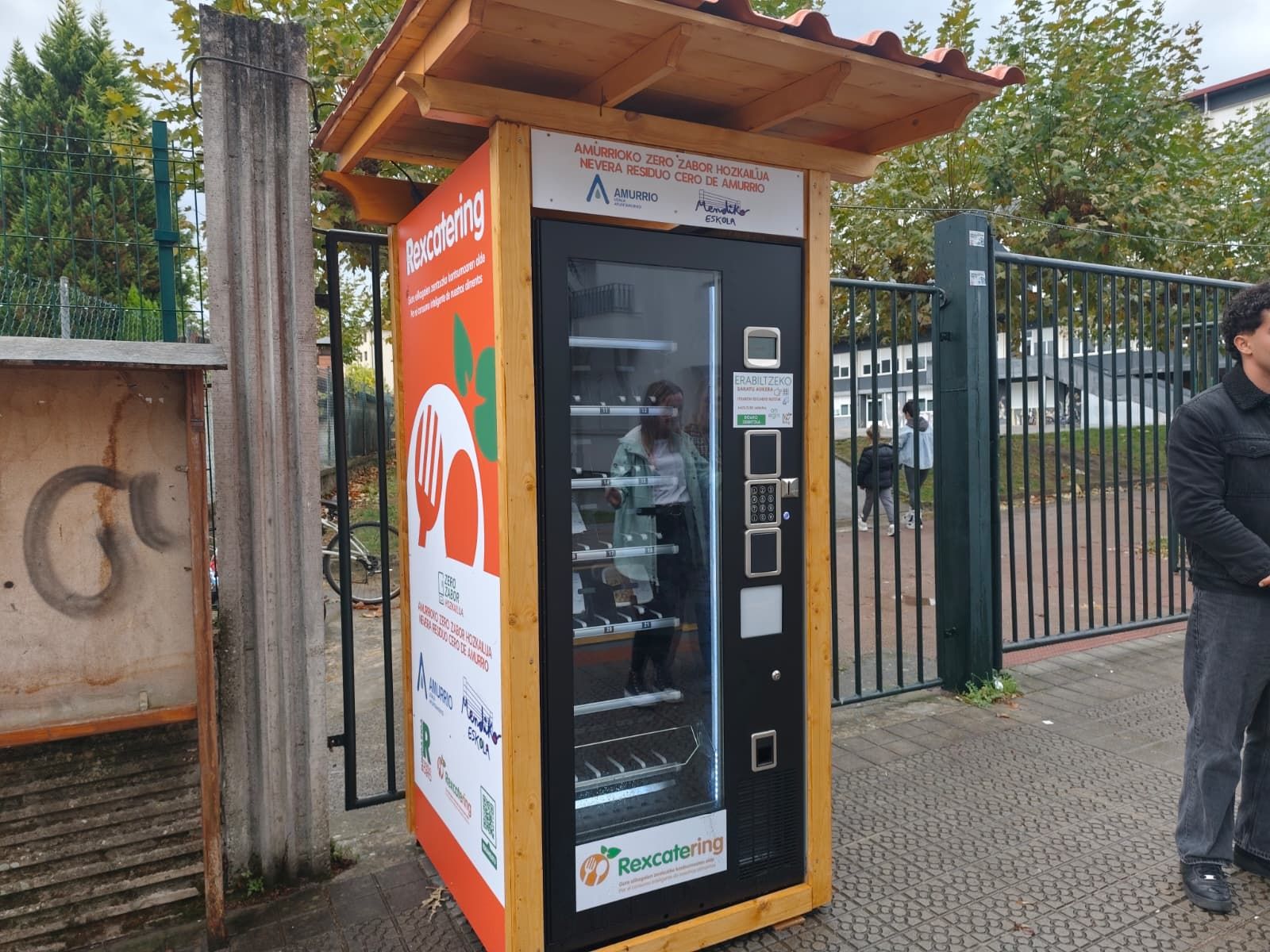 La máquina de vending solidaria en el exterior de Mendiko Eskola