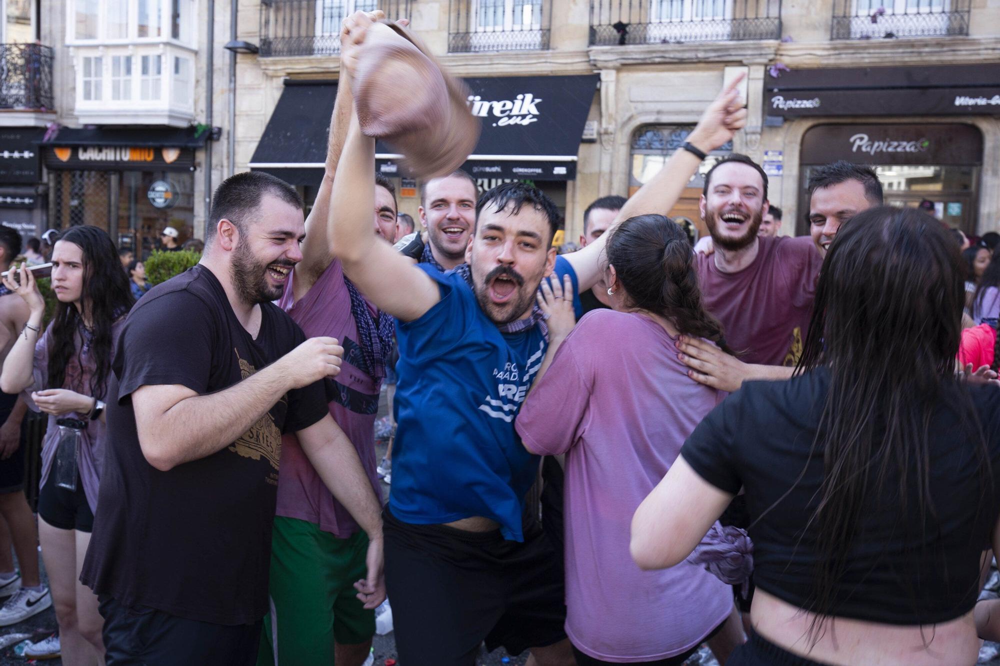 En imágenes: Vitoria sale a la calle a celebrar La Blanca tras el txupinazo