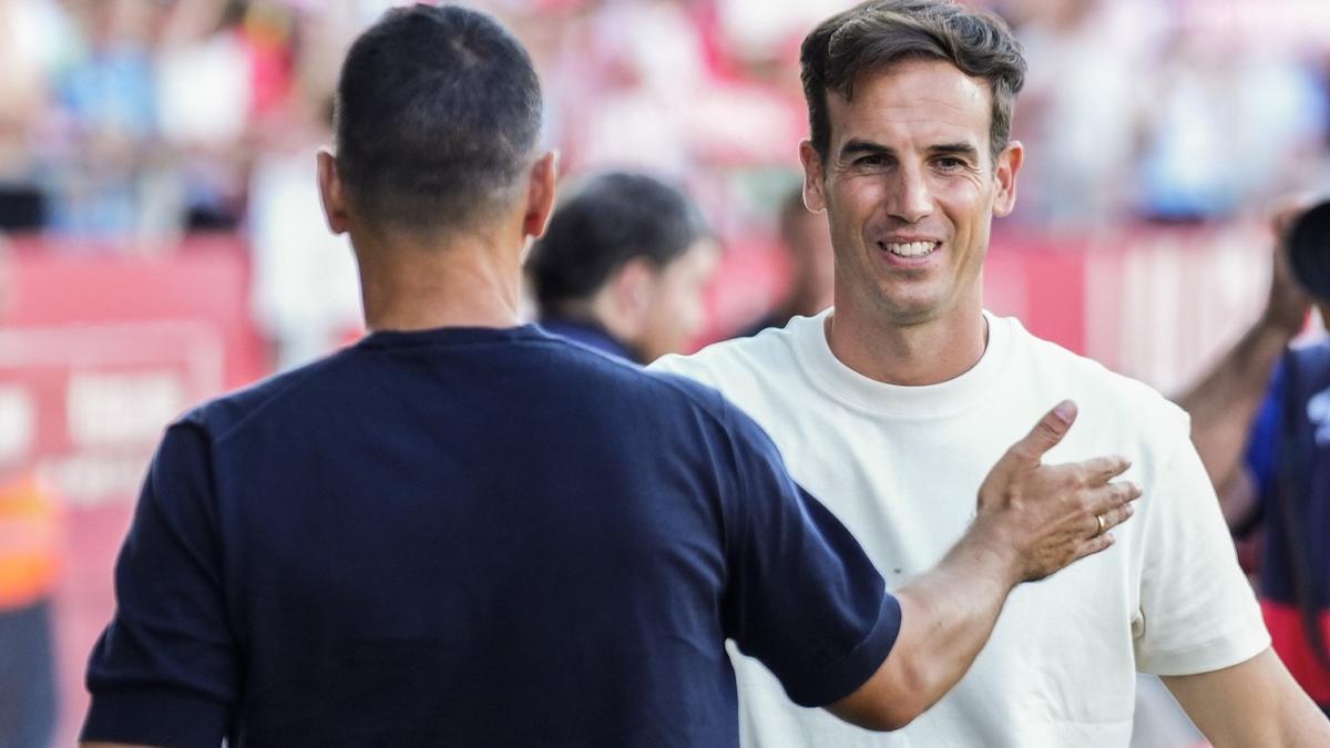 Iñigo Pérez saluda a Míchel antes del Girona-Rayo (1-3) de la primera jornada en Montilivi.