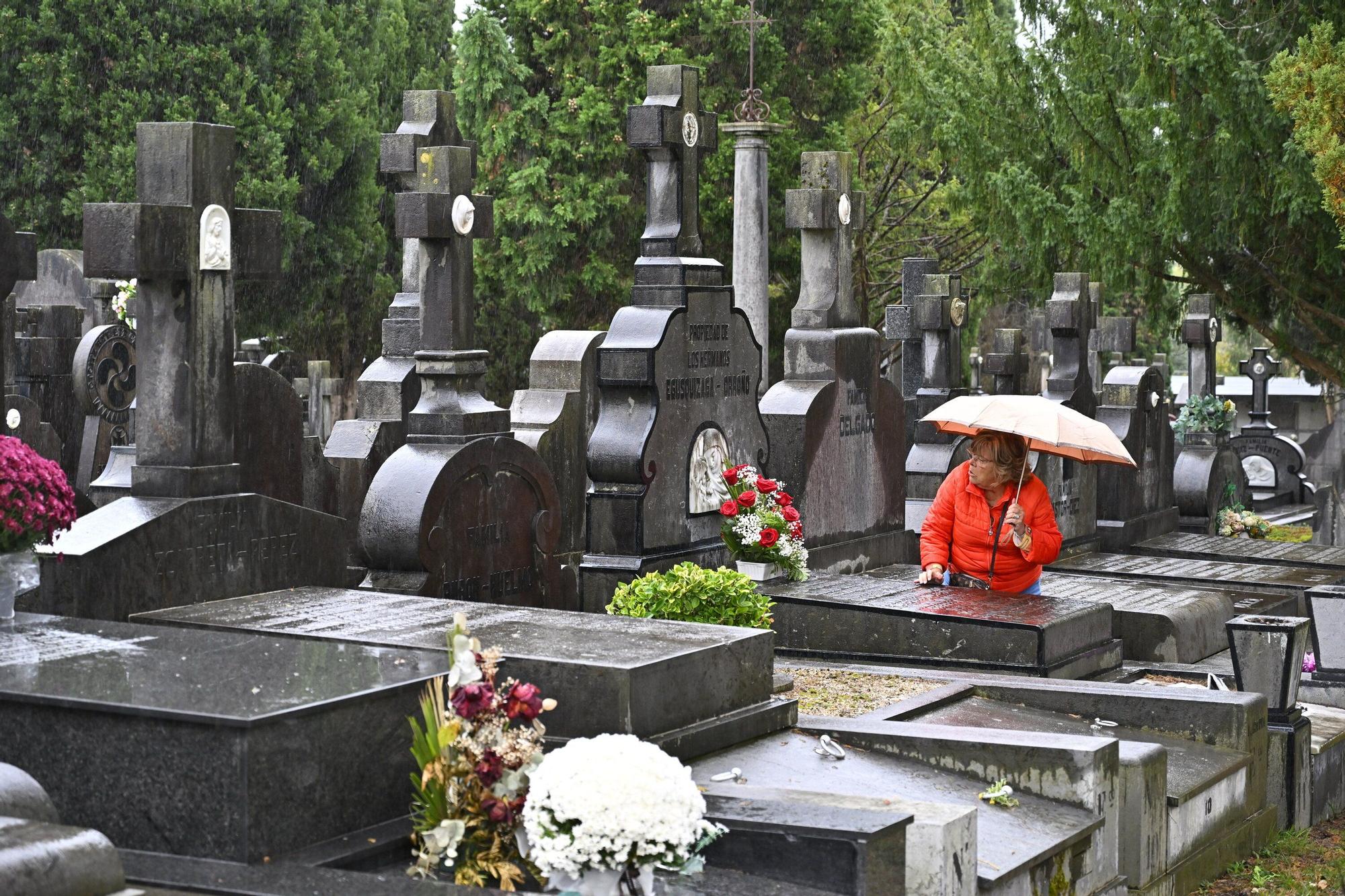 En imágenes: así se vive el día de Todos los Santos en el cementerio de Bilbao