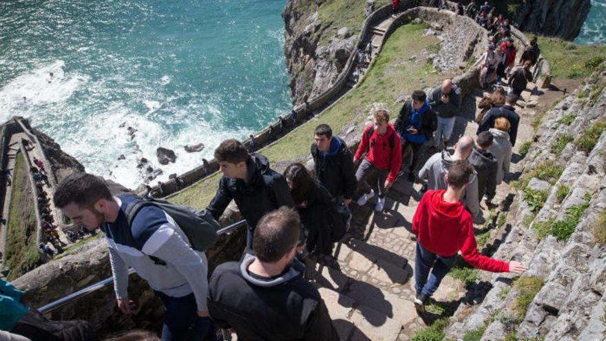 Las escaleras que dan acceso a la ermita de San Juan de Gaztelugatxe vivieron auténticas procesiones de ida y vuelta durante toda la jornada.