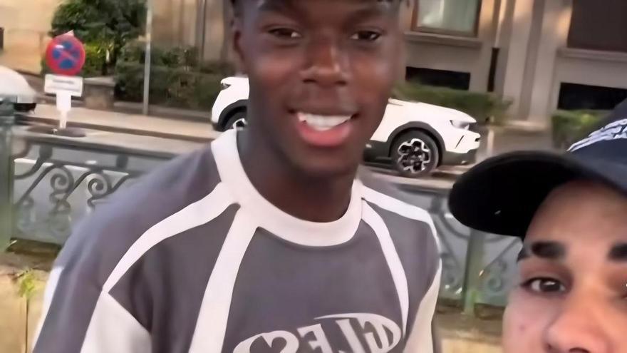 La emoción de un fan que se encuentra a Nico Williams por Bilbao: &quot;¡Vamos a por esa Champions!&quot;