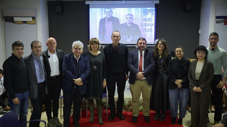 Premio NIE 2025 de la Federación Navarra de Ikastolas a Atxaga y Jabier Muguruza