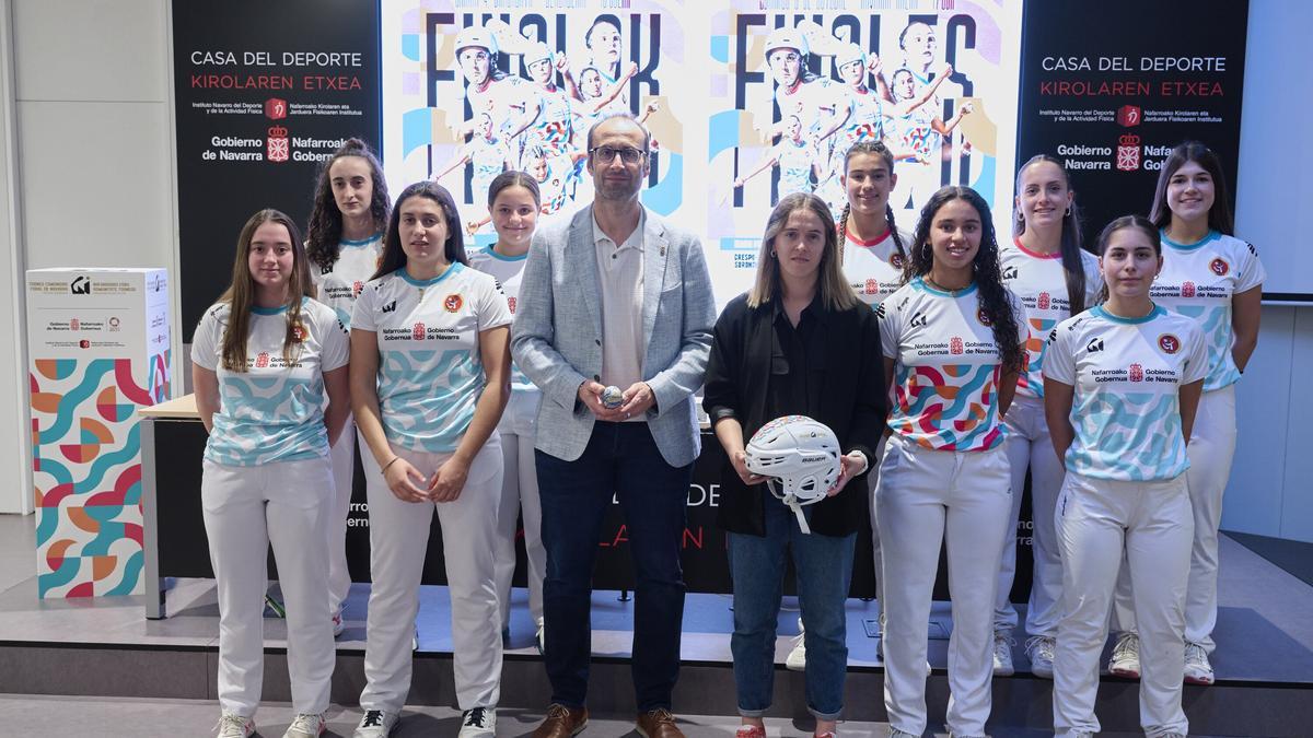 Algunas de las protagonistas de los festivales del sábado y el domingo, posando en el Navarra Arena con la presidenta de la Federación Navarra de Pelota Vasca, Andrea Lusarreta, y con el director gerente del Instituto Navarro del Deporte y de la Actividad Física.