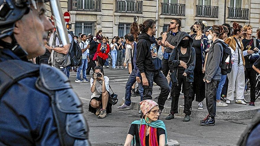 Una joven sostiene un cartel en que recuerda a Nahel, el joven muerto a manos de la Policía.  | FOTO: E. P.