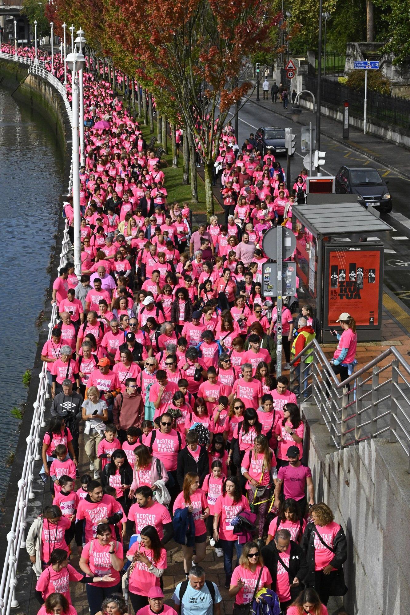En imágenes: los paraguas tiñen la marea rosa de Bilbao
