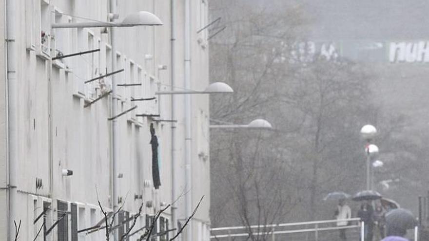 Efectivos de salvamento trabajan en el barrio donostiarra de Martutene, anegado por el agua del río Urumea, que se ha desbordado debido a las incesantes lluvias caidas en las últimas horas