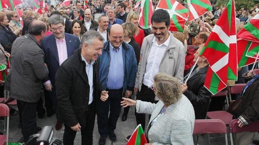 El lehendakari, Iñigo Urkullu, saluda a una simpatizante en compañía de Andoni Ortuzar y el candidato a Donostia, Eneko Goia.