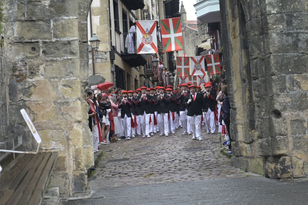 El Alarde desfila por las calles de Hondarribia