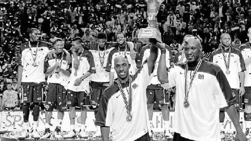 Los estadounidenses Chauncey Billups y Lamar Odom alzan la Copa de campeones del Mundial de 2010.