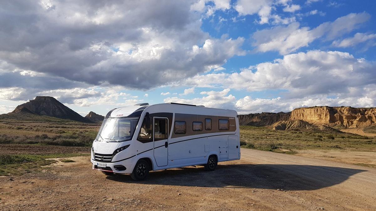 Una autocaravana en las Bardenas Reales.