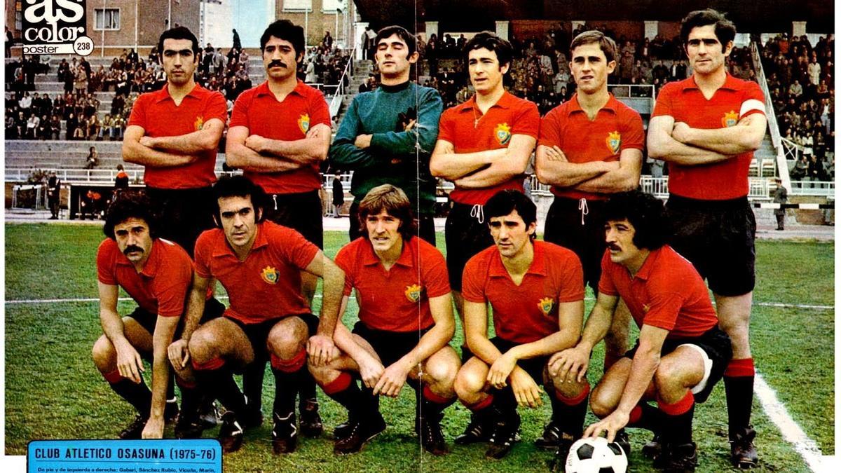 Una alineación en la temporada 1975 - 1976 de Segunda División.