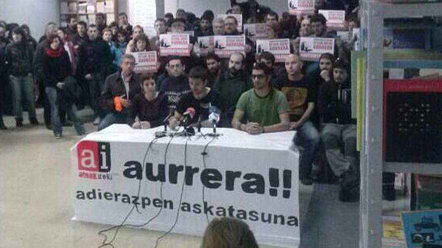 Los responsables de Ateak Ireki, arropados por compañeros y representantes políticos