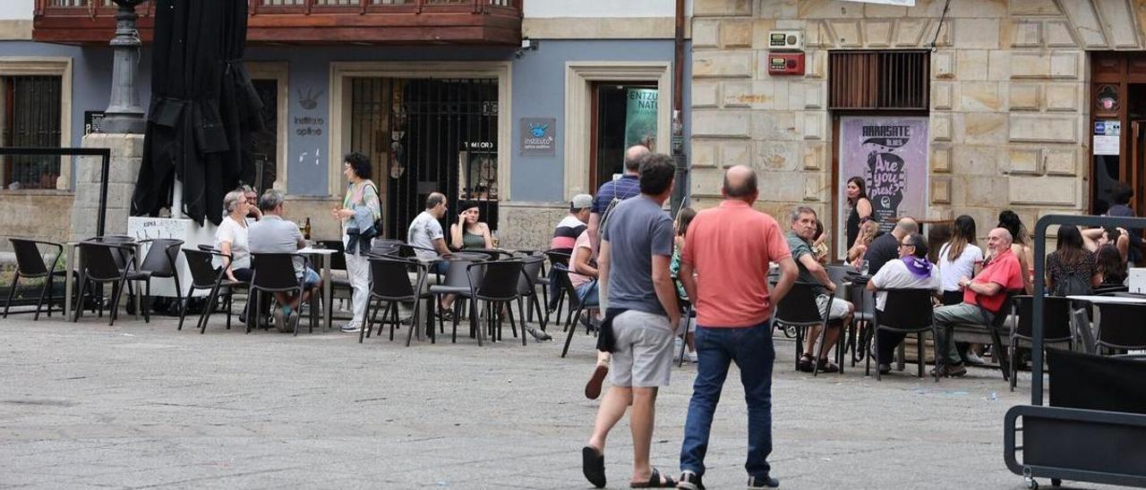 Arrasate llama a la participación para su primera ordenanza de terrazas: único municipio de más de 20.000 habitantes sin normativa