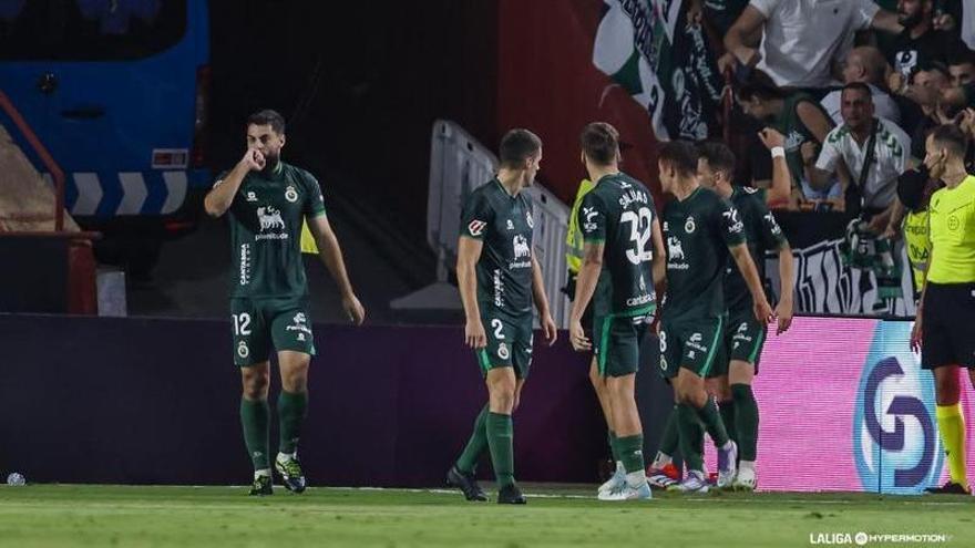 Asier Villalibre cae de pie en el Racing