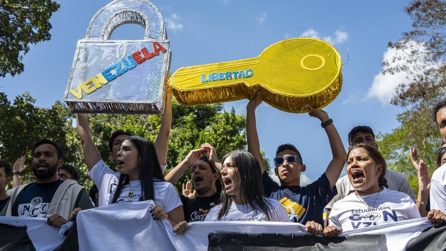 Familiares de presos políticos cumplen 24 horas en huelga de hambre en Venezuela
