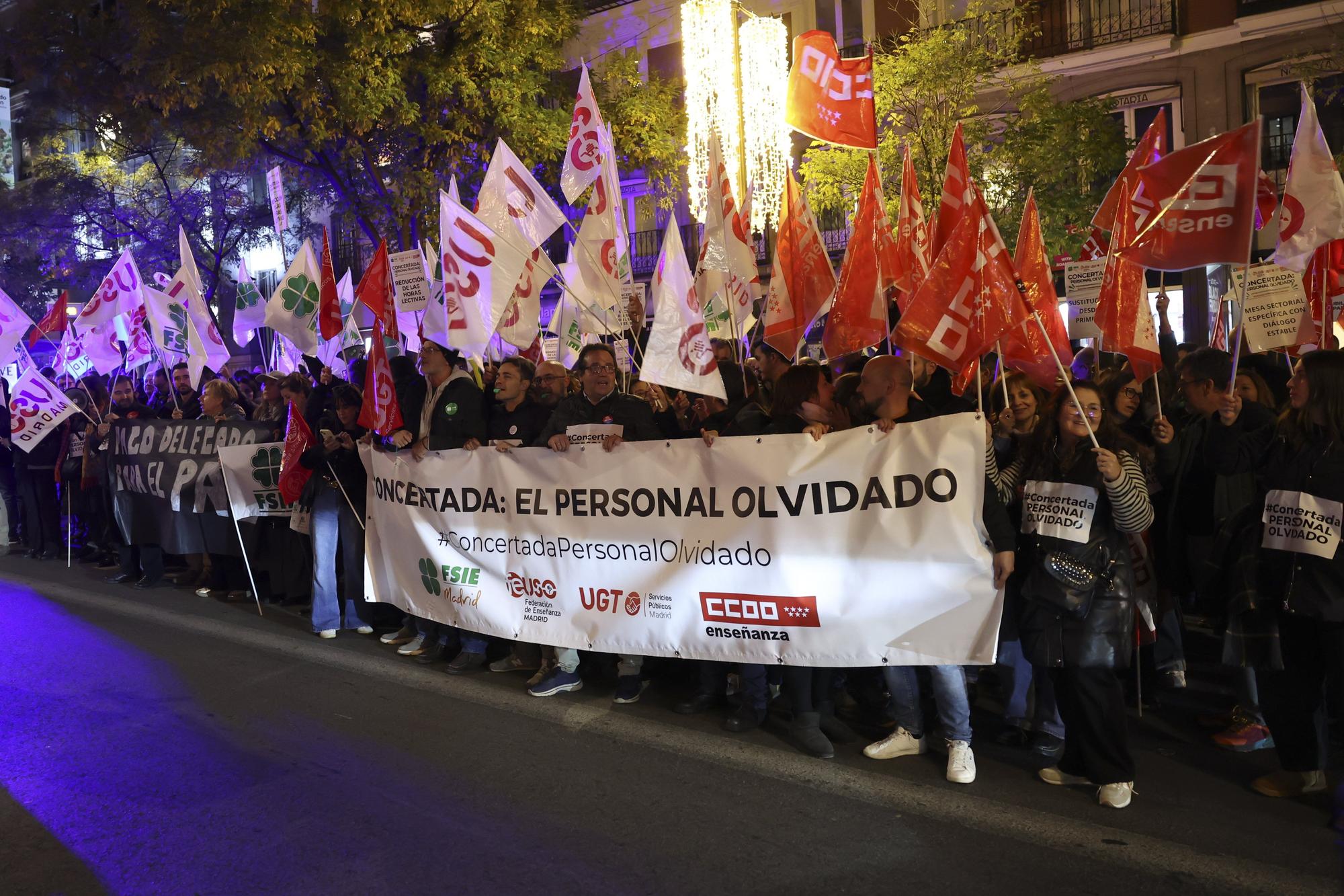 En imágenes: Miles de personas se manifiestan en Madrid contra la "asfixia" de las universidades públicas: "Ayuso privatiza, la uni agoniza"