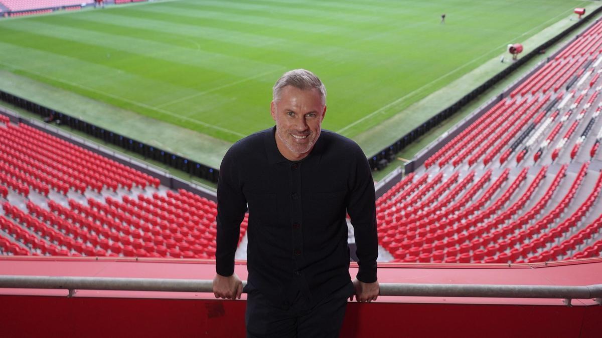 Jamie Carragher posa en San Mamés, donde este martes recibirá el galardón One Club Man en la previa del partido ante el Girona.
