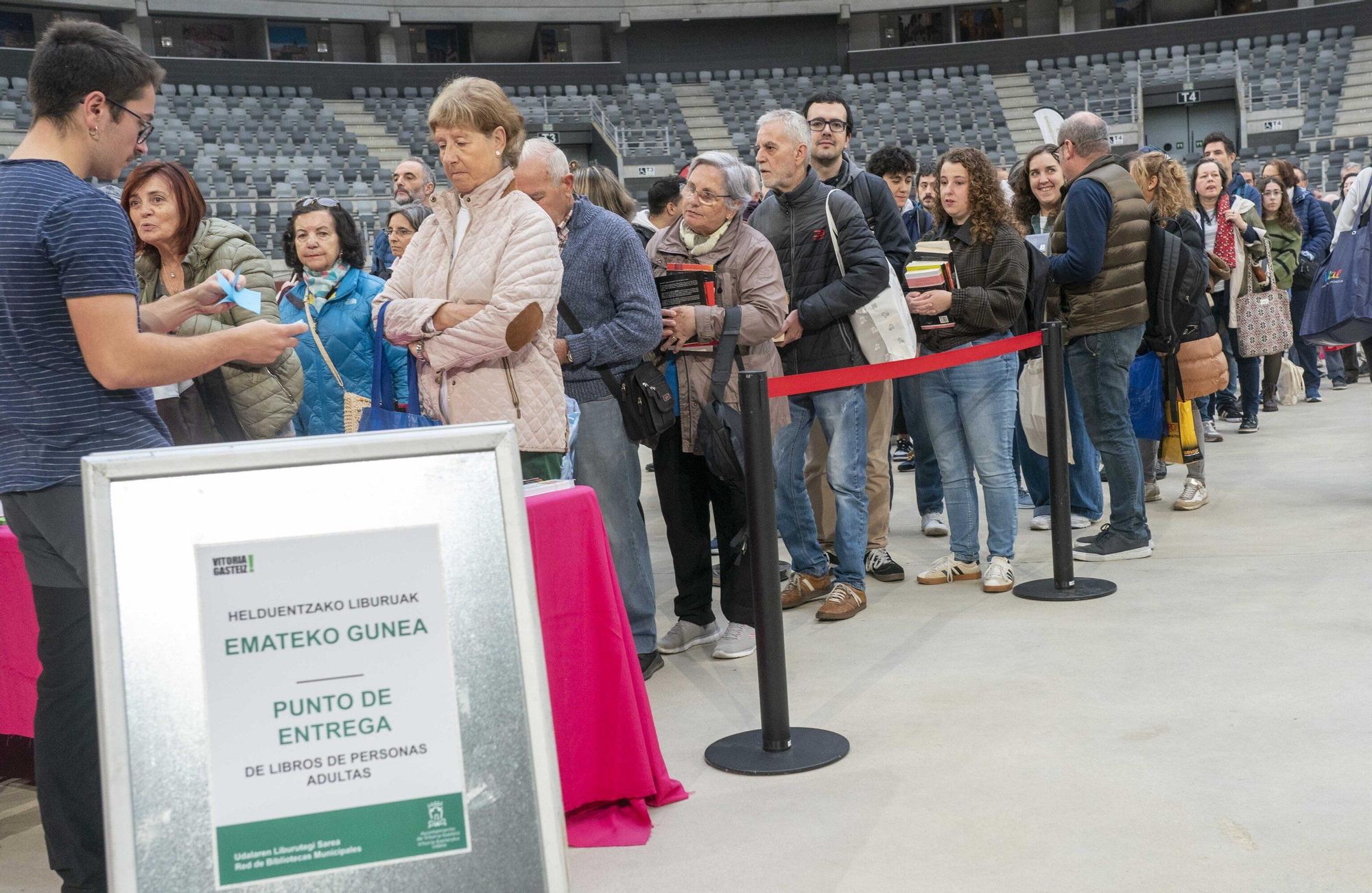 El Iradier, convertido en mercado de trueque de libros