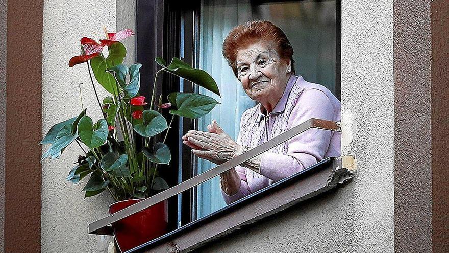 Laura Tarela, en la ventana de su casa de Pasai Antxo. Foto: Javier Etxezarreta/Efe