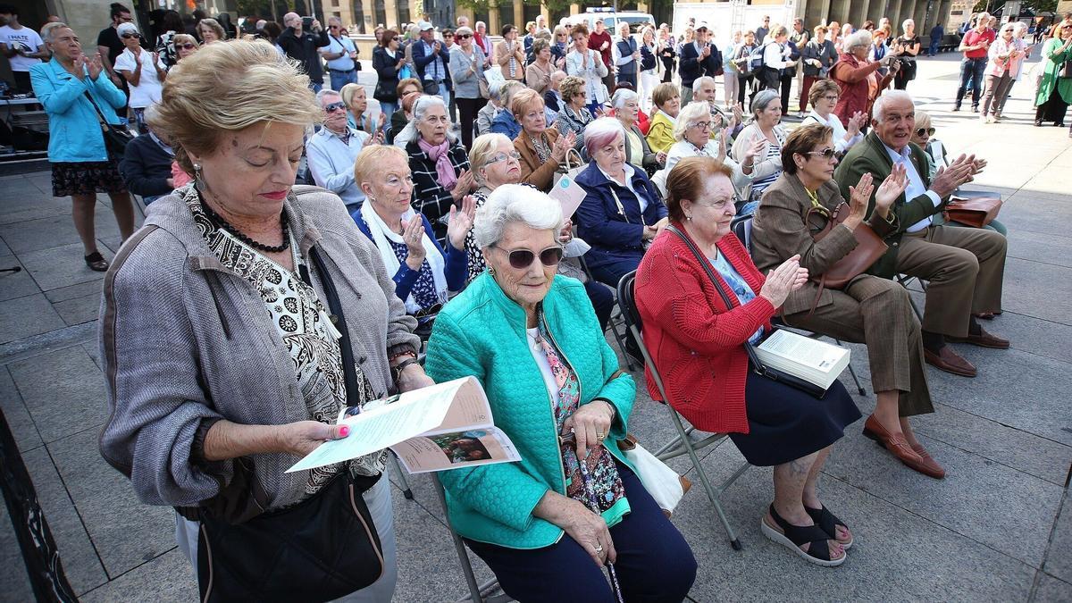 Maratón de palabras, una actividad celebrada en la Plaza del Castillo para hacer frente a la soledad de las personas mayores.