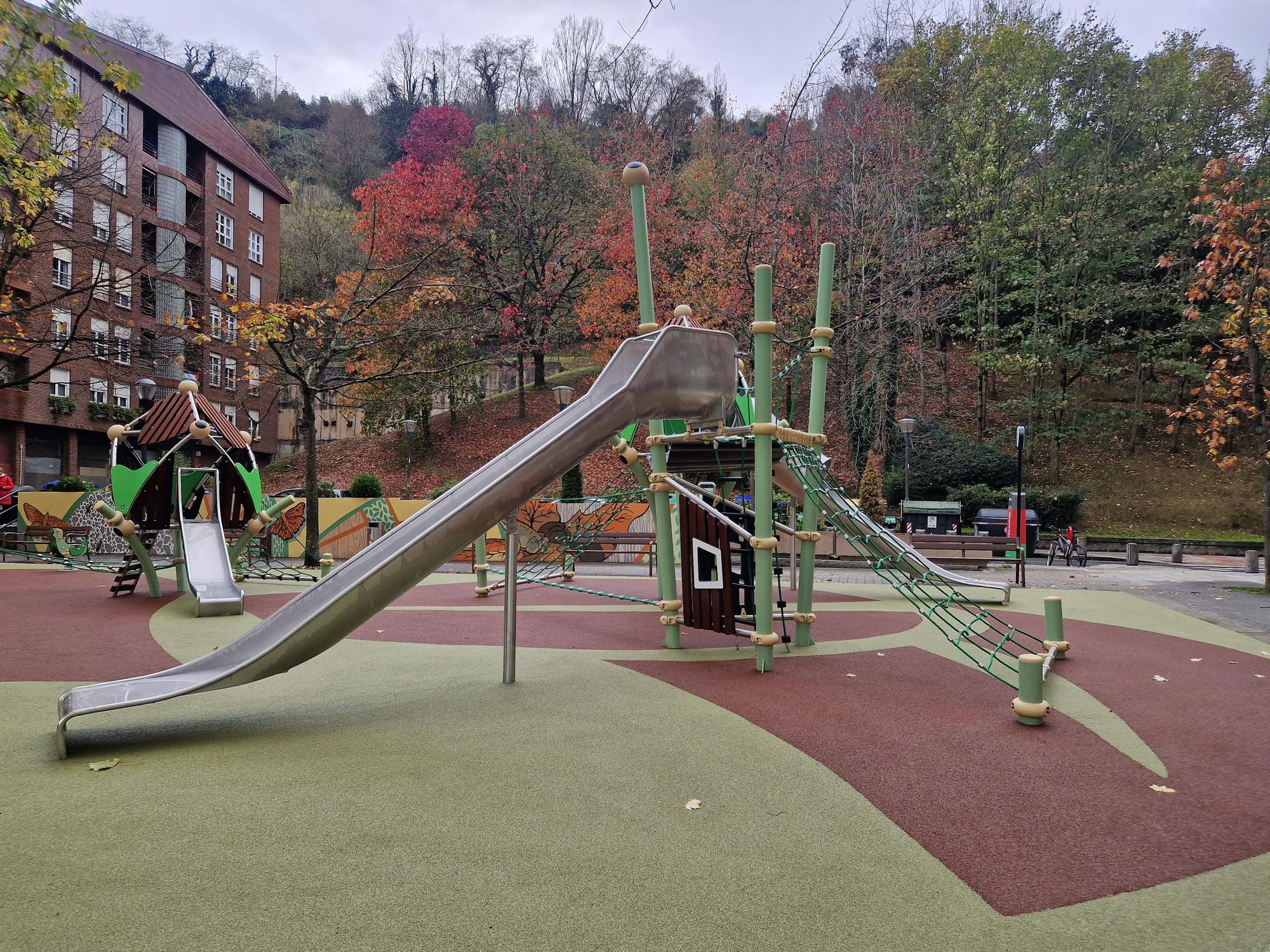 Nuevos columpios en la Campa Ibaizabal en el barrio de La Peña