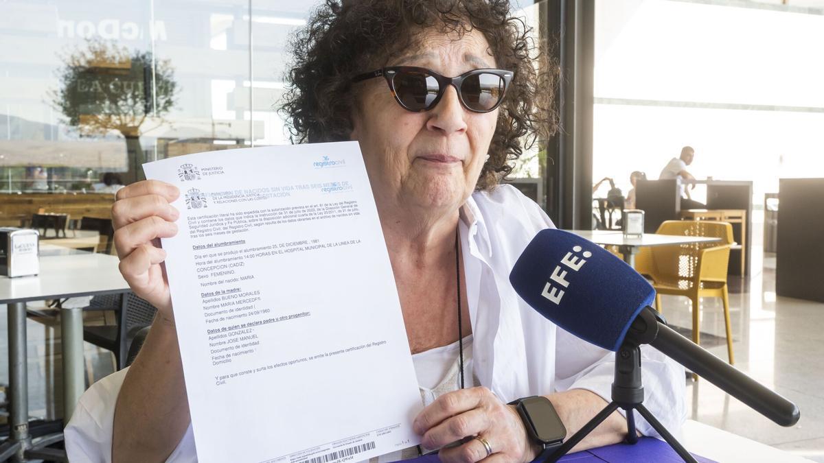 María Bueno muestra la inscripción en el Registro Civil de la hija que parió hace 43 años, uno de los miles de &#039;bebés robados&#039;.