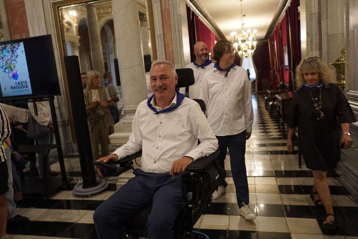 Recepción a la sociedad bilbaina en el Ayuntamiento de Bilbao