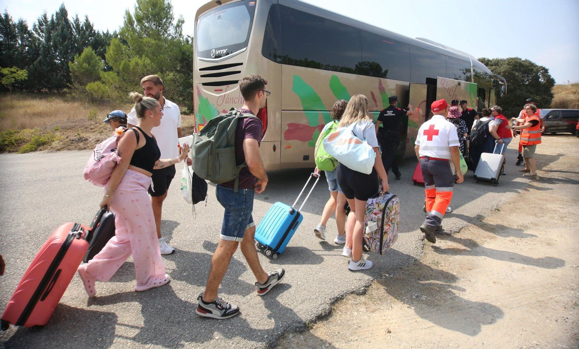 Los 180 viajeros del tren averiado, evacuados a Olite desde las piscinas de Pueyo