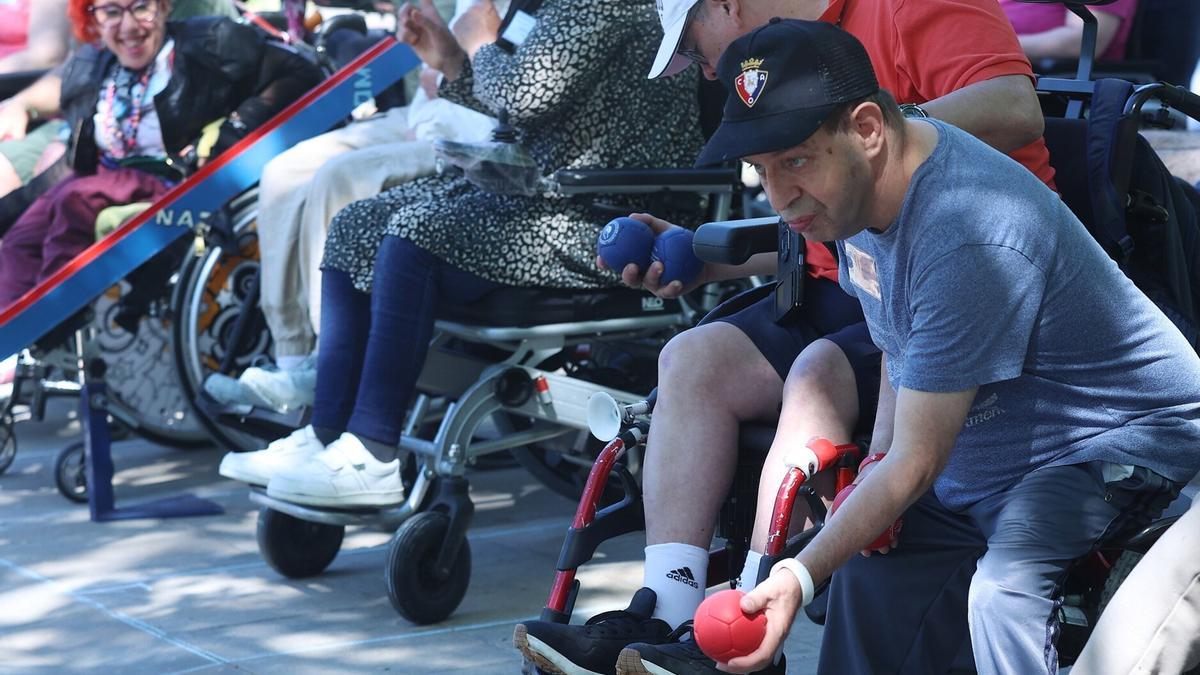 Personas con discapacidad juegan a juegos.