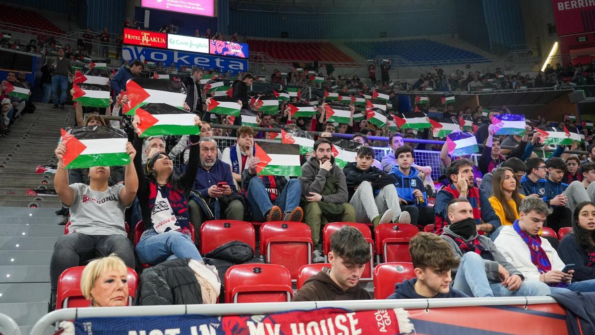 El Buesa Arena se manifiesta a favor de Palestina en la última visita del Maccabi a Vitoria.