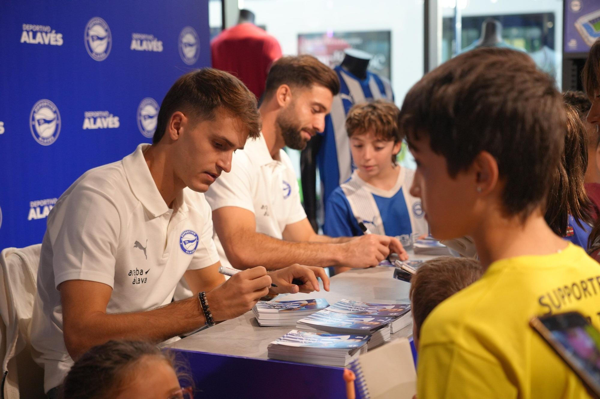 En imágenes: Firma de autógrafos para desbordar Vitoria-Gasteiz de ilusión albiazul