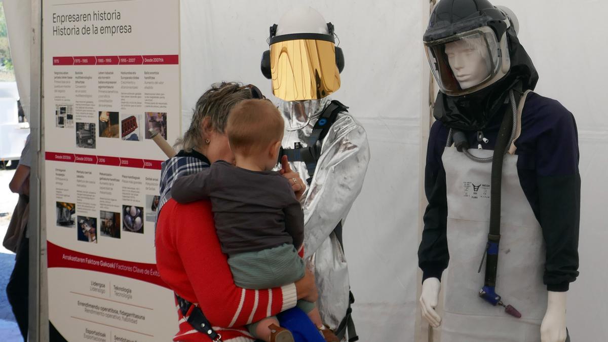 En la fiesta del 50 aniversario con las familias también se pudo ver una exposición sobre Sakana Group.